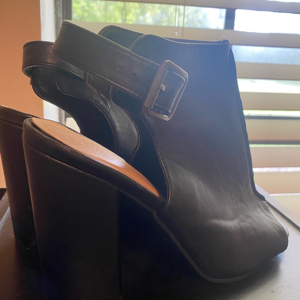Vivid Diva, Black leather heels, Women’s size 7.5